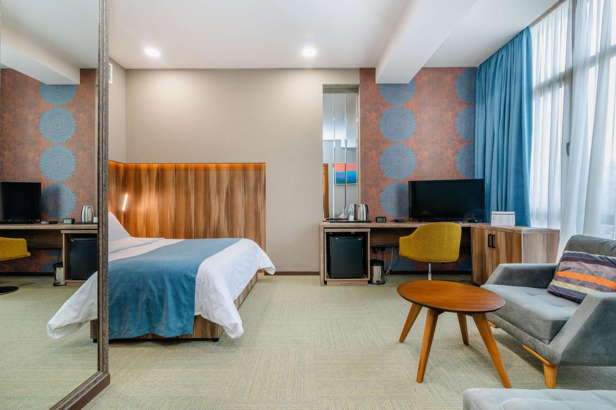 Superior Queen Room with Sofa Bed and Street View - Non-Smoking